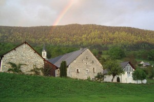 La maison Renaissance et les bâtiments qui abritent le musée départemental du Bugey-Valromey à Lochieu