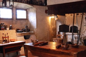 Une cuisine bugiste traditionnelle restituée dans la maison Renaissance au musée de Lochieu