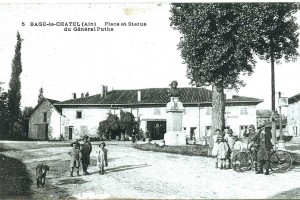 Bâgé-le-Châtel vers 1900 : sa place et la statue du Général Puthod