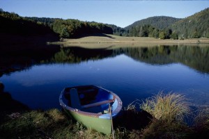 Le lac Genin, surnommé le Petit Canada du Haut-Jura, est classé site pittoresque depuis le 1er mars 1935.