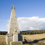 Le monument aux Ailes Alliées dans la prairie d’Echallon