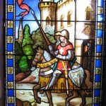 Les 2 vitraux installés en 1860 dans la tour de guet figurent les seigneurs de Bâgé partis en Terre Sainte pour les Croisades