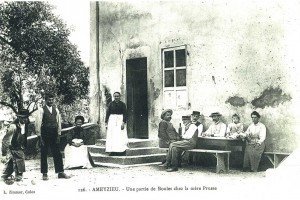 Ameyzieu, commune d’Artemare : une partie de boules au café de la mère Prusse vers 1900