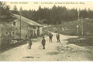 De jeunes chevriers sur la route du col de la Faucille vers 1910